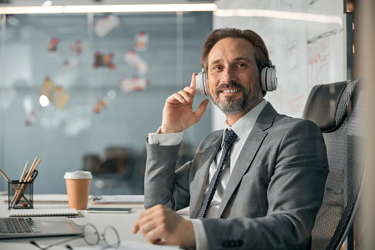 Directivo siguiendo un Curso de Certificación en línea